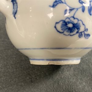 Trois verseuses et un saupoudroir sur présentoir en porcelaine de Chine en bleu et blanc, Qianlong — photo 11