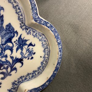 Trois verseuses et un saupoudroir sur présentoir en porcelaine de Chine en bleu et blanc, Qianlong — photo 14