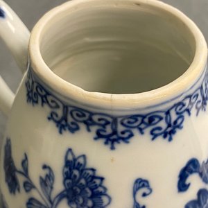 Trois verseuses et un saupoudroir sur présentoir en porcelaine de Chine en bleu et blanc, Qianlong — photo 19