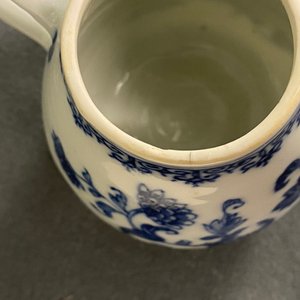 Trois verseuses et un saupoudroir sur présentoir en porcelaine de Chine en bleu et blanc, Qianlong — photo 20