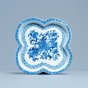 Trois verseuses et un saupoudroir sur présentoir en porcelaine de Chine en bleu et blanc, Qianlong — photo 2