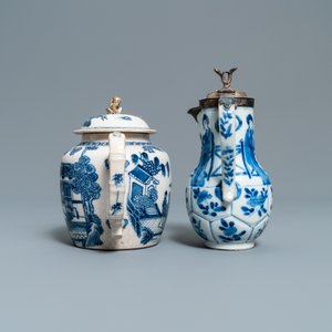 Trois verseuses, une théière et un vase à monture en métal en porcelaine de Chine en bleu et blanc, Kangxi/Qianlong — photo 11