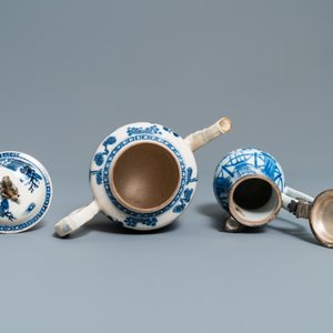 Trois verseuses, une théière et un vase à monture en métal en porcelaine de Chine en bleu et blanc, Kangxi/Qianlong — photo 12