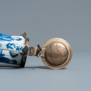 Trois verseuses, une théière et un vase à monture en métal en porcelaine de Chine en bleu et blanc, Kangxi/Qianlong — photo 16