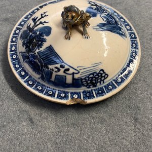 Trois verseuses, une théière et un vase à monture en métal en porcelaine de Chine en bleu et blanc, Kangxi/Qianlong — photo 20