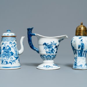Trois verseuses, une théière et un vase à monture en métal en porcelaine de Chine en bleu et blanc, Kangxi/Qianlong — photo 2
