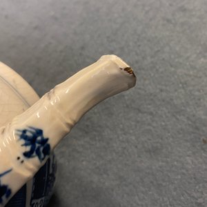 Trois verseuses, une théière et un vase à monture en métal en porcelaine de Chine en bleu et blanc, Kangxi/Qianlong — photo 21