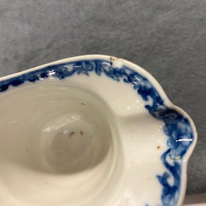Trois verseuses, une théière et un vase à monture en métal en porcelaine de Chine en bleu et blanc, Kangxi/Qianlong — photo 24
