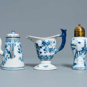 Trois verseuses, une théière et un vase à monture en métal en porcelaine de Chine en bleu et blanc, Kangxi/Qianlong — photo 4