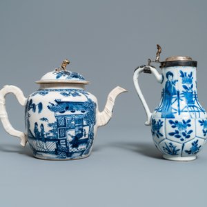 Trois verseuses, une théière et un vase à monture en métal en porcelaine de Chine en bleu et blanc, Kangxi/Qianlong — photo 8