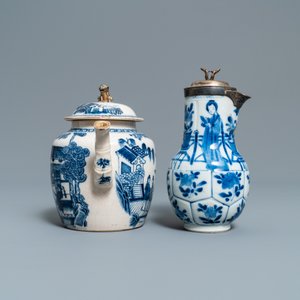 Trois verseuses, une théière et un vase à monture en métal en porcelaine de Chine en bleu et blanc, Kangxi/Qianlong — photo 9