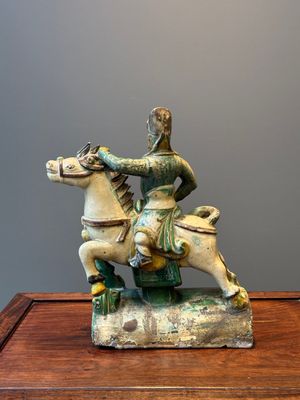 Tuile faitière en grès émaillé sancai en forme de guerrier à cheval, Chine, Ming — photo 3