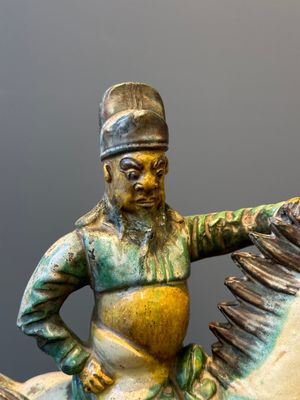 Tuile faitière en grès émaillé sancai en forme de guerrier à cheval, Chine, Ming — photo 5