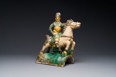 Tuile faitière en grès émaillé sancai en forme de guerrier à cheval, Chine, Ming