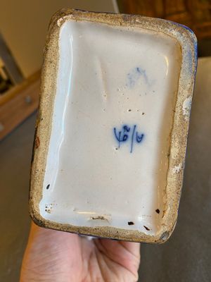 Tulipière en faïence de Delft en bleu et blanc à décor chinois, 18ème — photo 4
