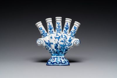 Tulipière en faïence de Delft en bleu et blanc à décor chinois, 18ème