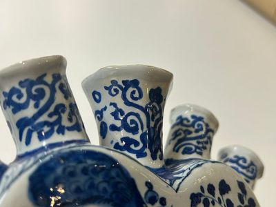 Tulipière en faïence de Delft en bleu et blanc à décor de paons dans un jardin, 17/18ème — photo 1