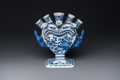 Tulipière en faïence de Delft en bleu et blanc à décor de paons dans un jardin, 17/18ème