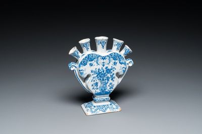 Tulipière en faïence de Delft en bleu et blanc à décor de vases aux fleurs, 19ème
