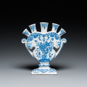 Tulipière en faïence de Delft en bleu et blanc à décor de vases aux fleurs, 19ème — photo 4