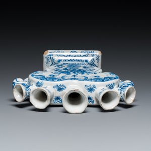 Tulipière en faïence de Delft en bleu et blanc à décor de vases aux fleurs, 19ème — photo 6
