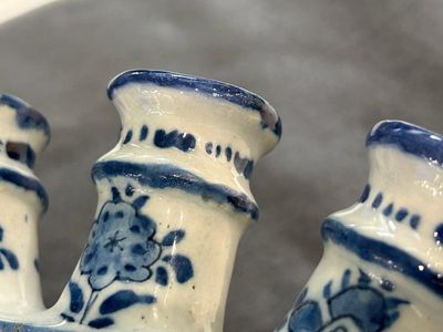 Tulipière en faïence de Delft en bleu et blanc à décor floral, 18ème — photo 2