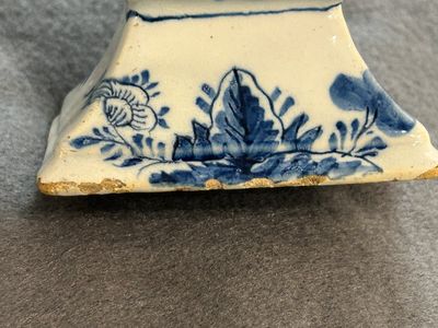 Tulipière en faïence de Delft en bleu et blanc à décor floral, 18ème — photo 7