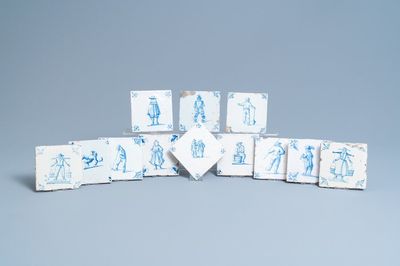 Twaalf blauw-witte Delftse tegels met figuren, 17e eeuw