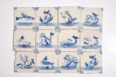 Twaalf blauw-witte Delftse tegels met zeewezens, 17e eeuw