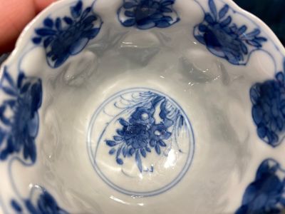 Twaalf Chinese blauw-witte en famille rose koppen en schotels, Kangxi/Yongzheng — foto 5