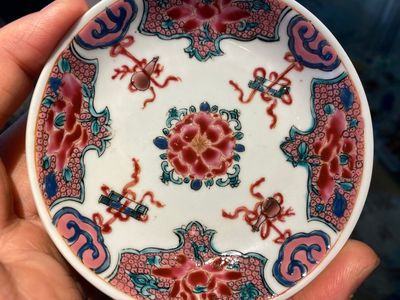 Twaalf Chinese blauw-witte en famille rose koppen en schotels, Kangxi/Yongzheng — foto 8