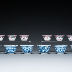 Twaalf Chinese blauw-witte en famille rose koppen en schotels, Kangxi/Yongzheng — foto 9