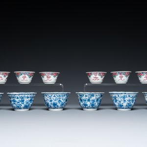 Twaalf Chinese blauw-witte en famille rose koppen en schotels, Kangxi/Yongzheng — foto 10