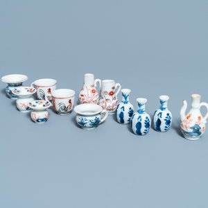 Twaalf Chinese blauw-witte en Imari-stijl miniaturen, Kangxi — foto 1