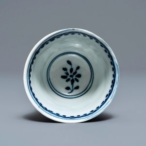 Twaalf Chinese blauw-witte koppen en schotels, 19e eeuw — foto 6
