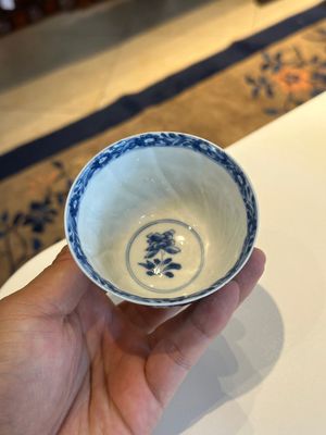 Twaalf Chinese blauw-witte koppen en schotels met floraal decor, jade merk, Kangxi — foto 12