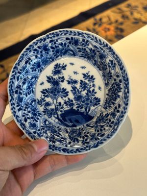 Twaalf Chinese blauw-witte koppen en schotels met floraal decor, jade merk, Kangxi — foto 2