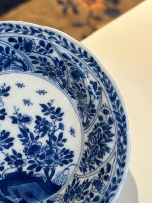 Twaalf Chinese blauw-witte koppen en schotels met floraal decor, jade merk, Kangxi — foto 4