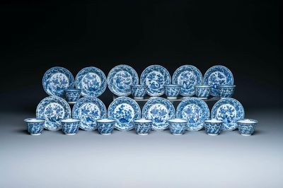 Twaalf Chinese blauw-witte koppen en schotels met floraal decor, jade merk, Kangxi