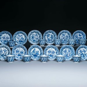 Twaalf Chinese blauw-witte koppen en schotels met floraal decor, jade merk, Kangxi — foto 1