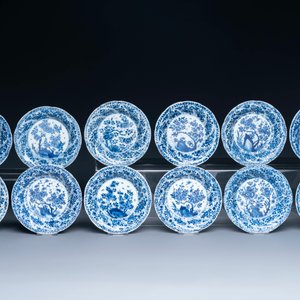 Twaalf Chinese blauw-witte koppen en schotels met floraal decor, jade merk, Kangxi — foto 2