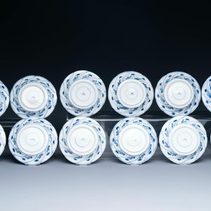 Twaalf Chinese blauw-witte koppen en schotels met floraal decor, jade merk, Kangxi — foto 3
