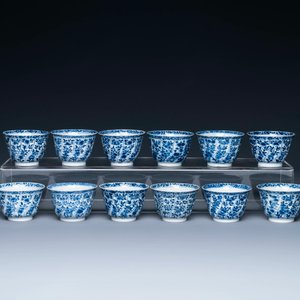 Twaalf Chinese blauw-witte koppen en schotels met floraal decor, jade merk, Kangxi — foto 5