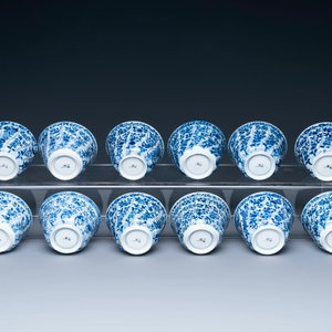 Twaalf Chinese blauw-witte koppen en schotels met floraal decor, jade merk, Kangxi — foto 7