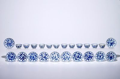 Twaalf Chinese blauw-witte koppen en schotels met lange Lijzen, Kangxi
