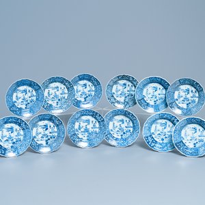 Twaalf Chinese blauw-witte 'Romance of the Western Chamber' borden, Qianlong — foto 1