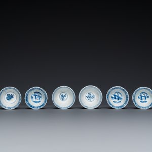 Twaalf Chinese blauw-witte schotels en acht koppen, Kangxi — foto 12