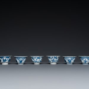 Twaalf Chinese blauw-witte schotels en acht koppen, Kangxi — foto 9