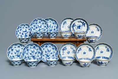 Twaalf Chinese blauwwitte koppen en schotels met floraal decor, Kangxi/Qianlong