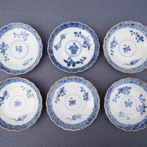 Twaalf Chinese blauwwitte koppen en schotels met floraal decor, Kangxi/Qianlong — foto 12
